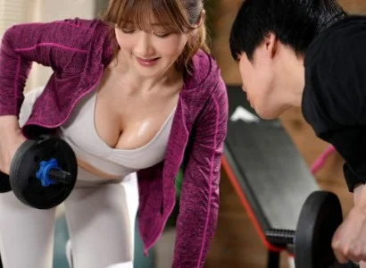Cặp đôi chàng trai số hưởng và nữ PT gợi cảm không rời nhau ra được