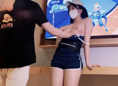 Cô bán TV xinh đẹp may mắn gặp khách hàng