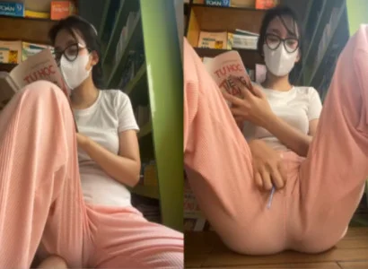 Cô gái vừa đọc sách vừa nhét sextoy vào lồn không ngừng