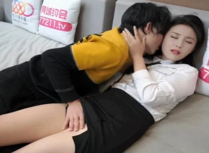 Cô thư ký xinh đẹp phục vụ sếp kín đáo vì tiền