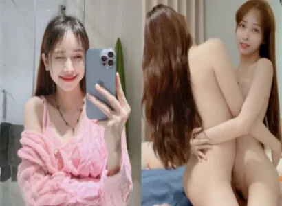 Lâm Thái Vy và người bạn gái thân móc bím với nhau ngay trên livestream
