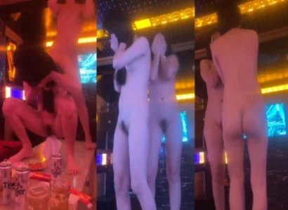 Cô em phô diễn điệu múa thoát y nóng bỏng chốn karaoke